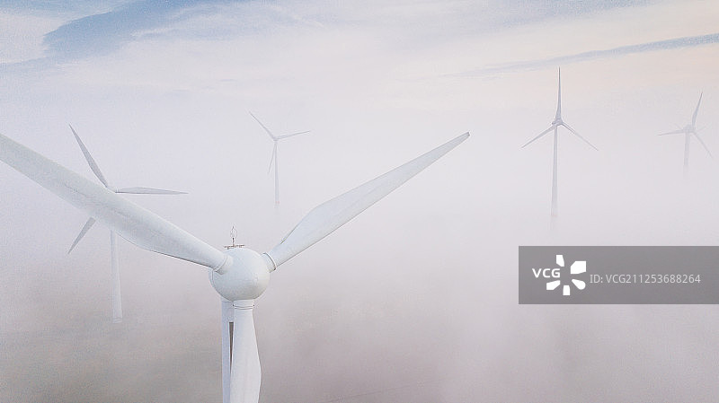 日出时雾中的风车图片素材