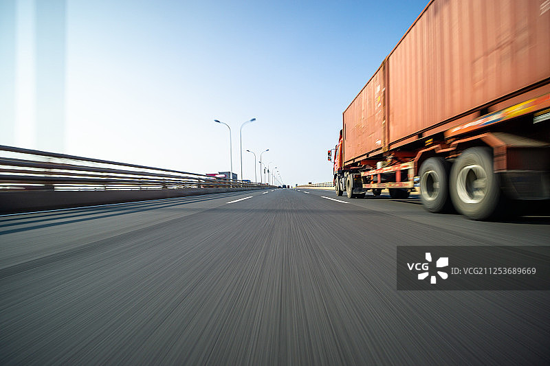 高速公路上的运输卡车图片素材