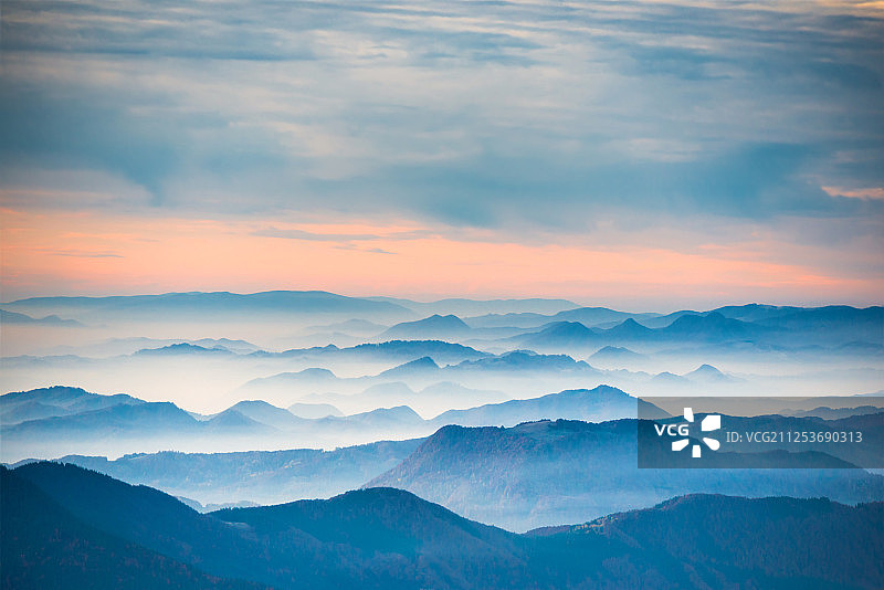 山脉中的日落图片素材