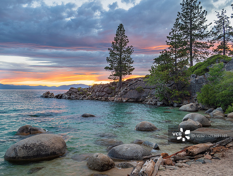 日落时分的神秘湖湾图片素材