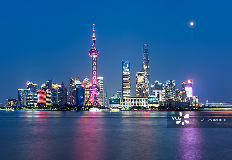 黄浦江畔的上海天际线图片素材