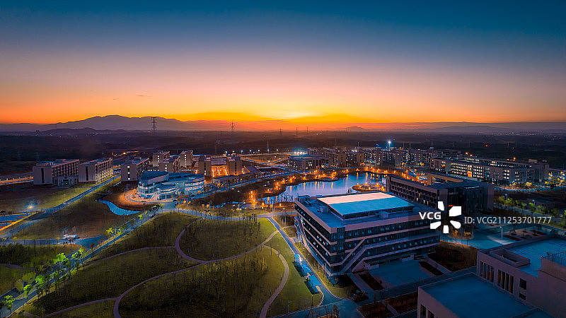傍晚九江校园里的晚霞景色图片素材