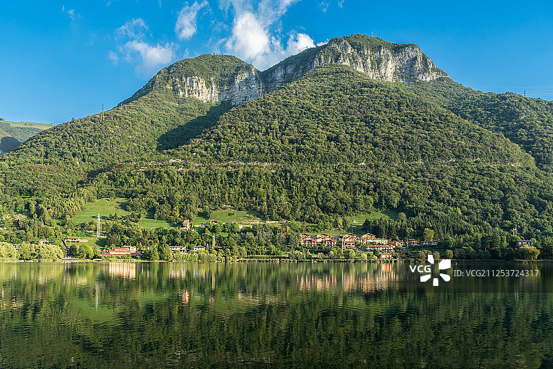 贝加莫附近的恩迪内湖景色图片素材
