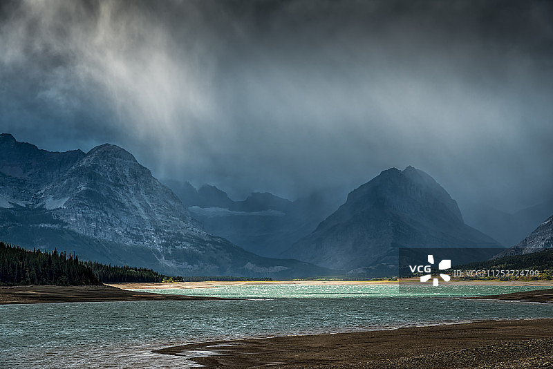 聚集在舍本湖上空的暴风云图片素材