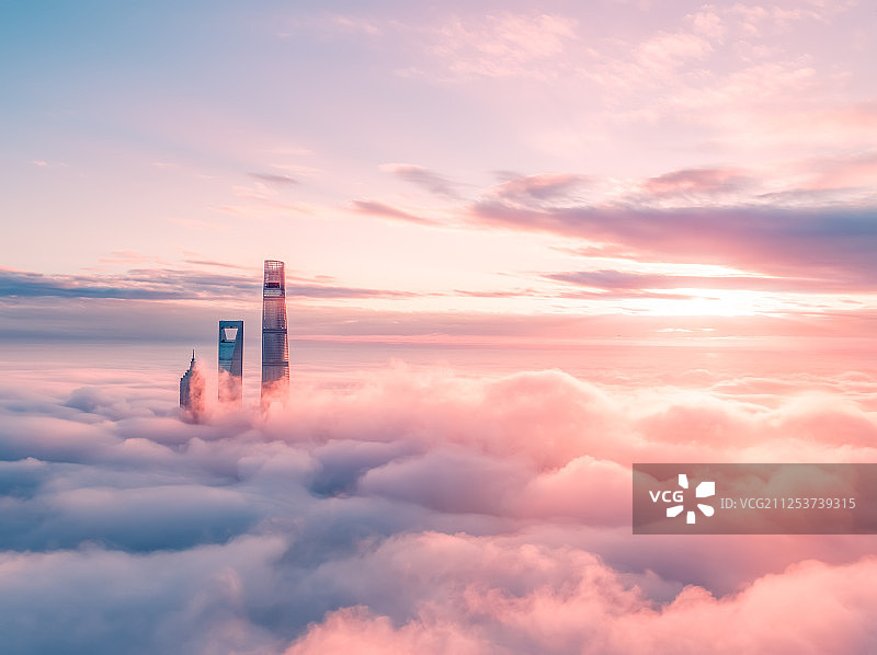 上海浦东陆家嘴罕见火烧云平流雾太阳光丁达尔图片素材