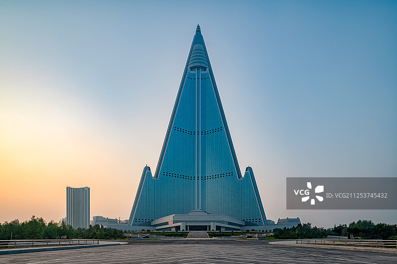 朝鲜平壤柳京饭店黄昏日落时分户外景观图片素材