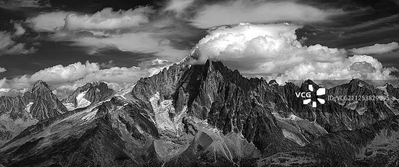 黑白艾吉耶韦尔特峰图片素材