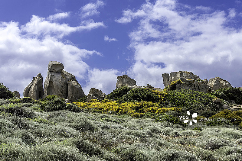 撒丁岛卡波泰斯塔海边的别致岩层图片素材