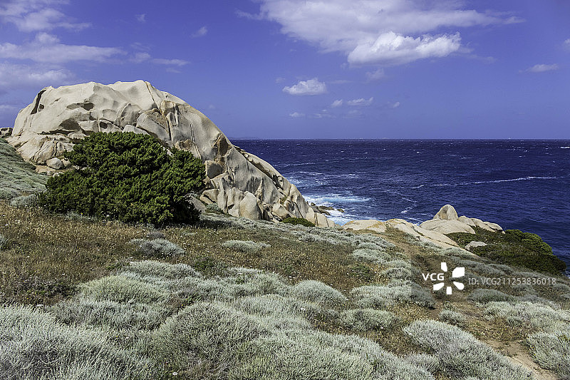 撒丁岛卡波泰斯塔海边的别致岩层图片素材