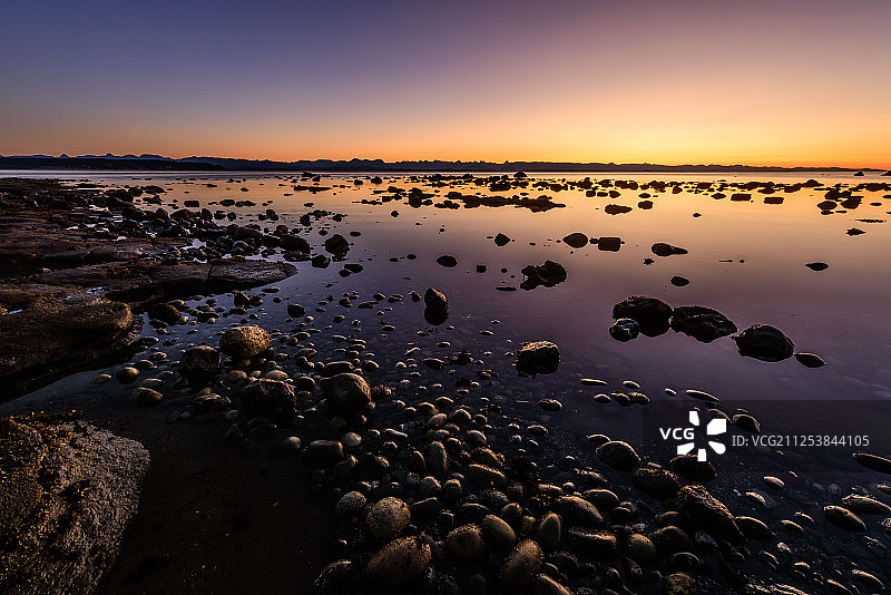 橙色和淡紫色石头与海上日出图片素材