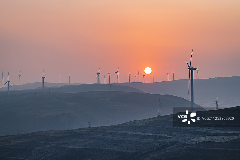 张家口地区太行山上的风力发电厂图片素材