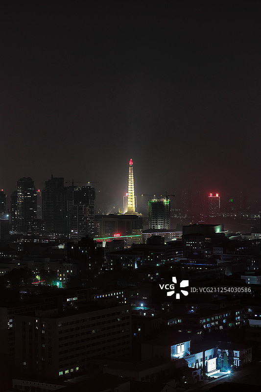 朝鲜平壤城市天际线主体思想塔夜景高视角图片素材