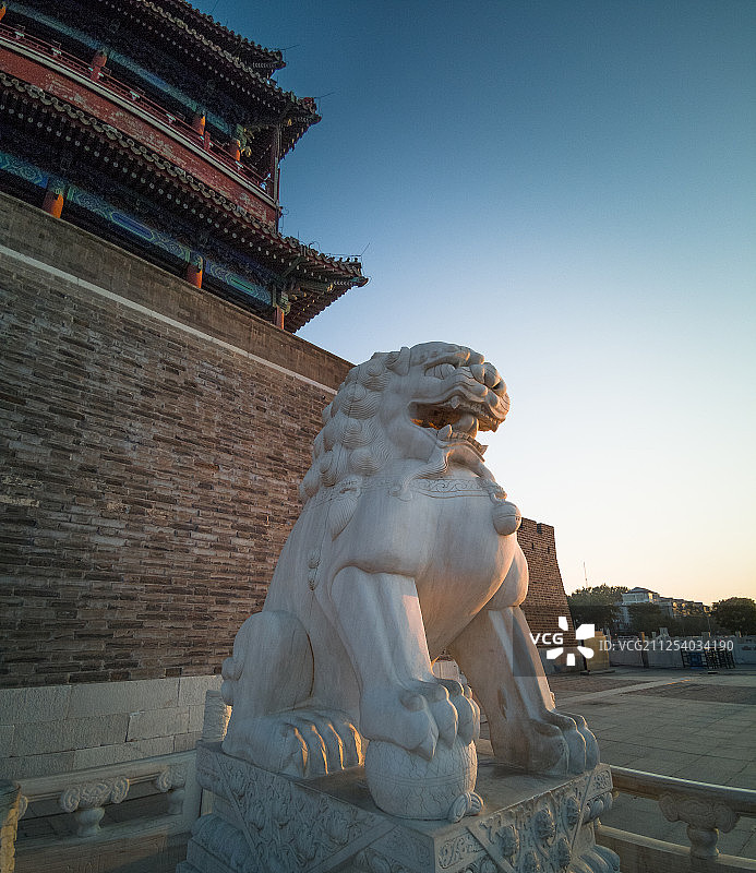 清晨永定门城楼前的石狮图片素材