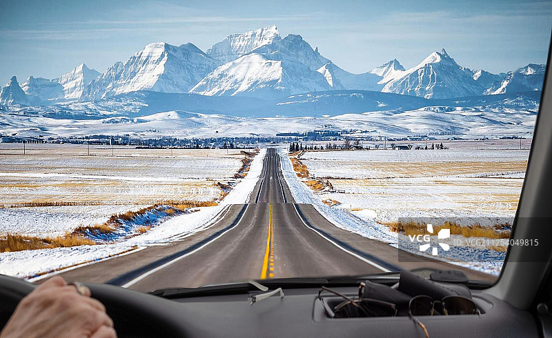 草原与落基山脉的交汇处图片素材
