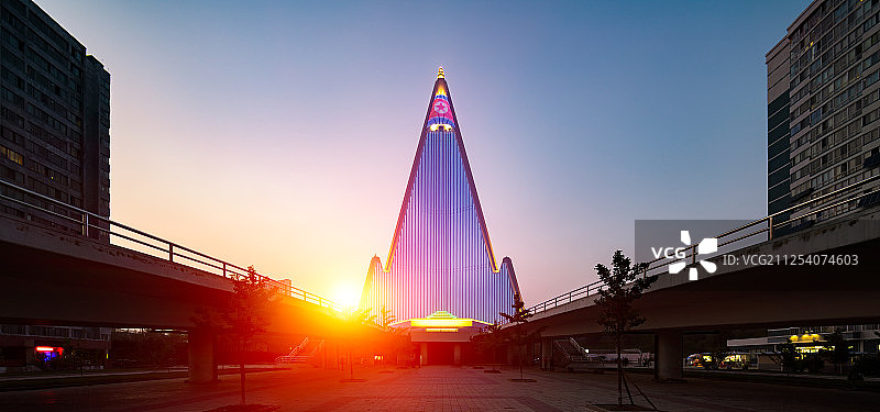 朝鲜平壤柳京饭店黄昏日落时分户外景观图片素材