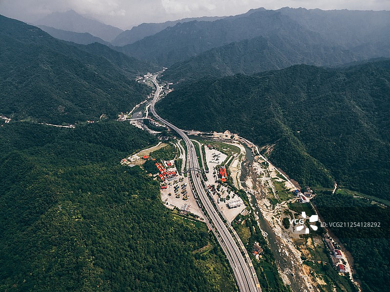 航拍群山中的高速公路服务区图片素材