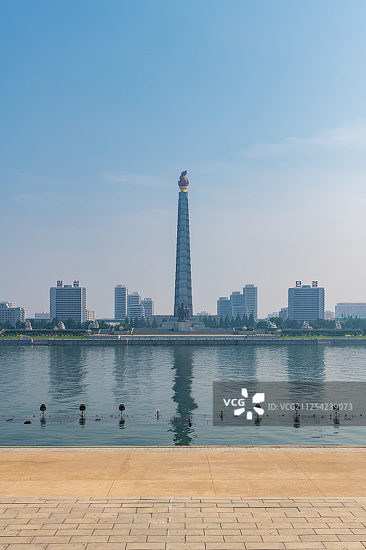朝鲜平壤大同江畔主体思想塔与城市天际线户外风光图片素材