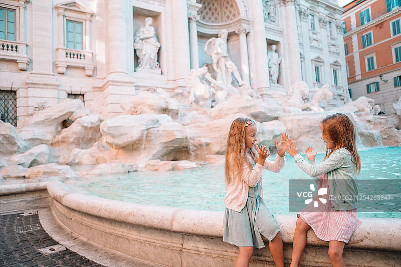 罗马特莱维喷泉附近的可爱小女孩们图片素材