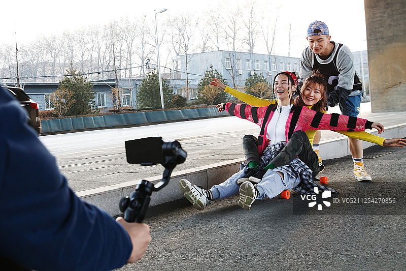 玩滑板的年轻人图片素材