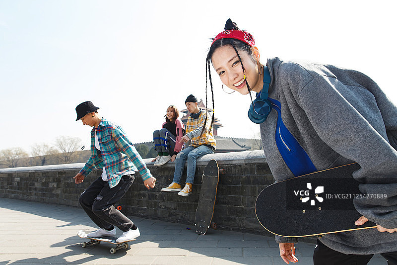 玩滑板的年轻人图片素材