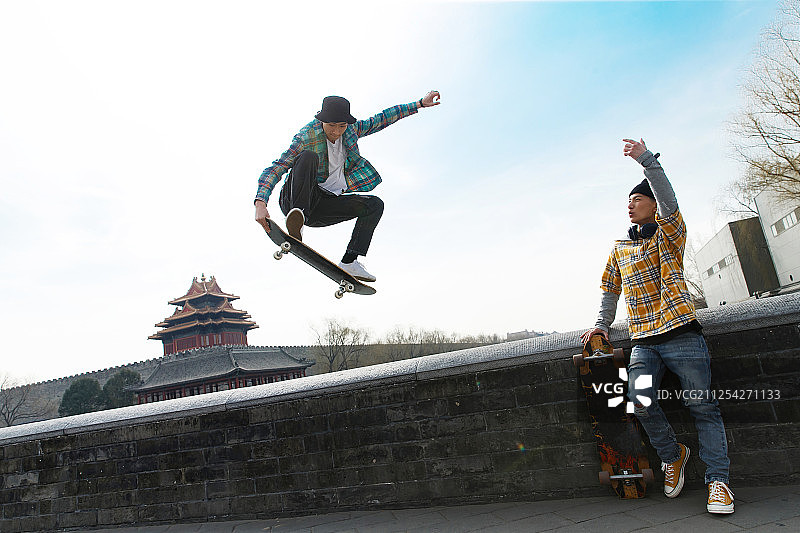 玩滑板的年轻人图片素材