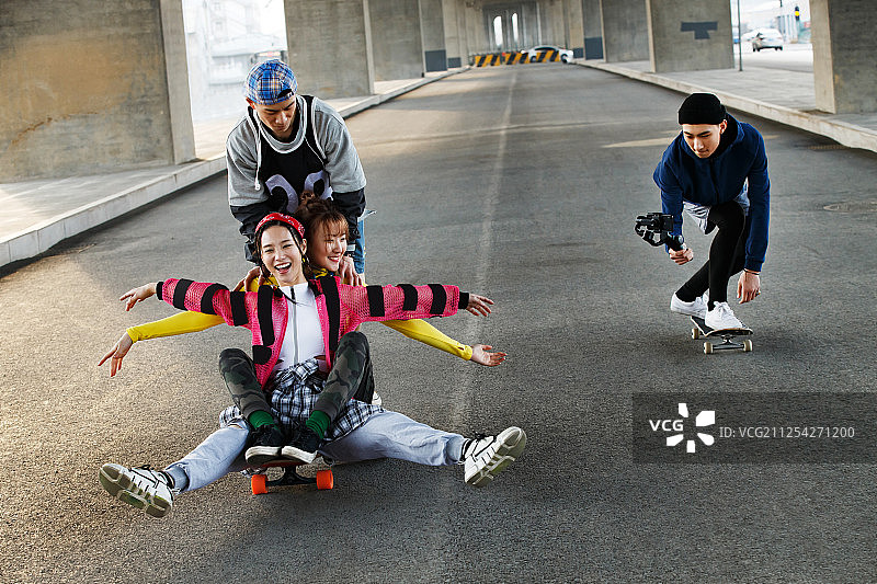 玩滑板的年轻人图片素材