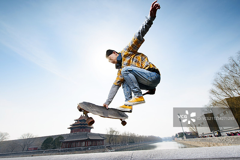 玩滑板的年轻人图片素材