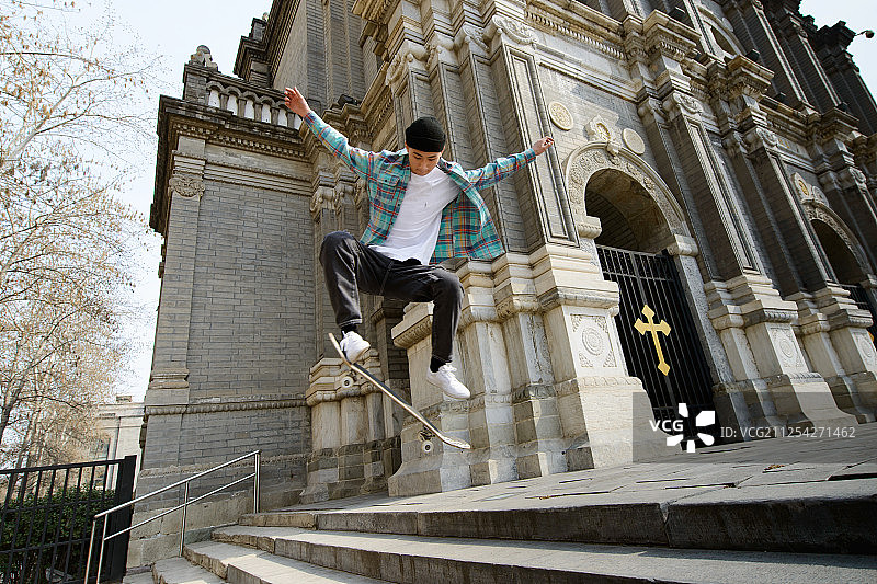 玩滑板的年轻人图片素材