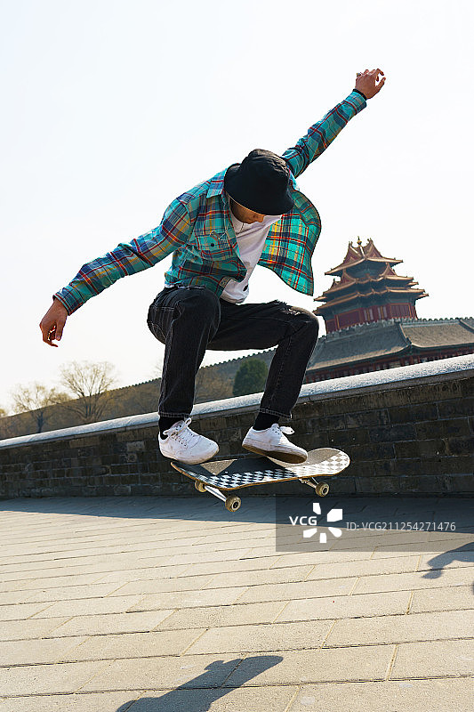 玩滑板的年轻人图片素材