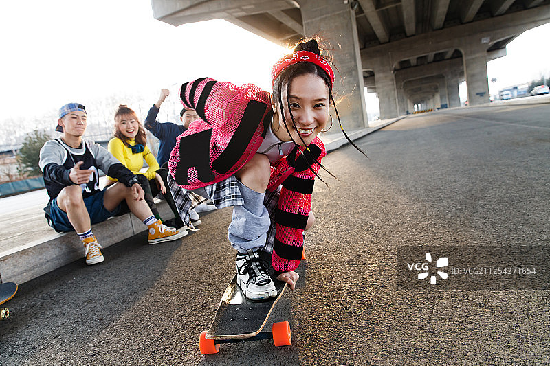 玩滑板的年轻人图片素材