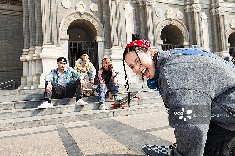 玩滑板的年轻人图片素材