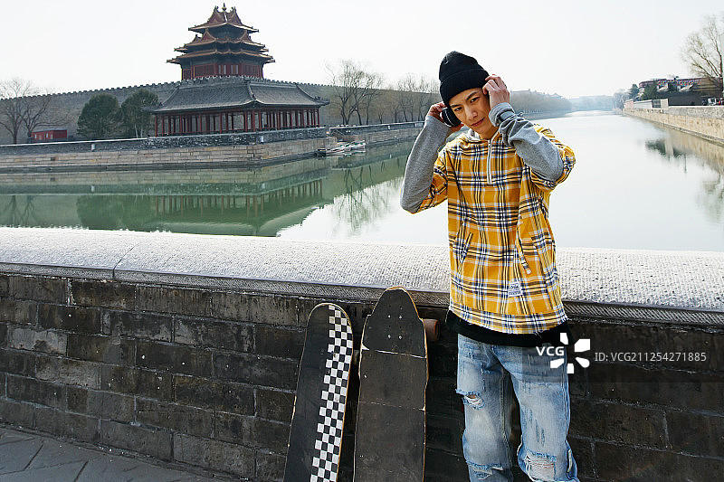 玩滑板的年轻人图片素材