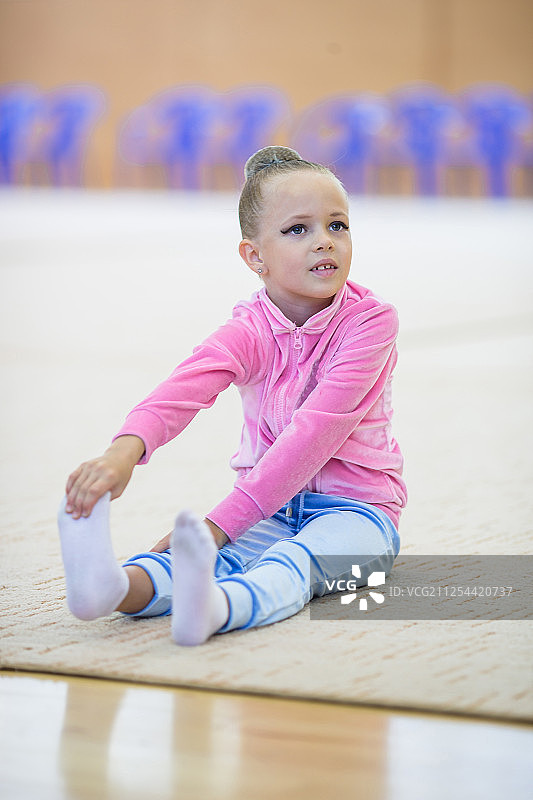 可爱的小女孩运动员在艺术体操大厅训练图片素材
