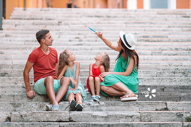在欧洲度假：女人手中的飞机图片素材