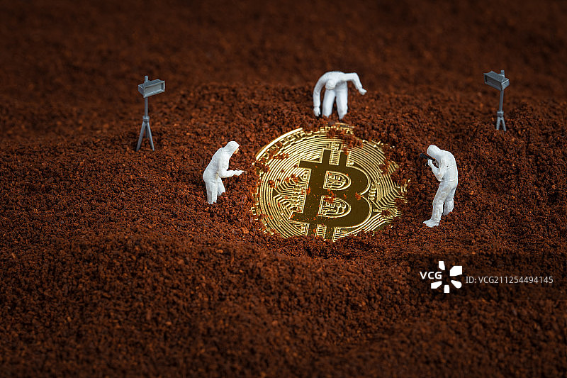 考古探索土壤里挖掘出的金色比特币图片素材