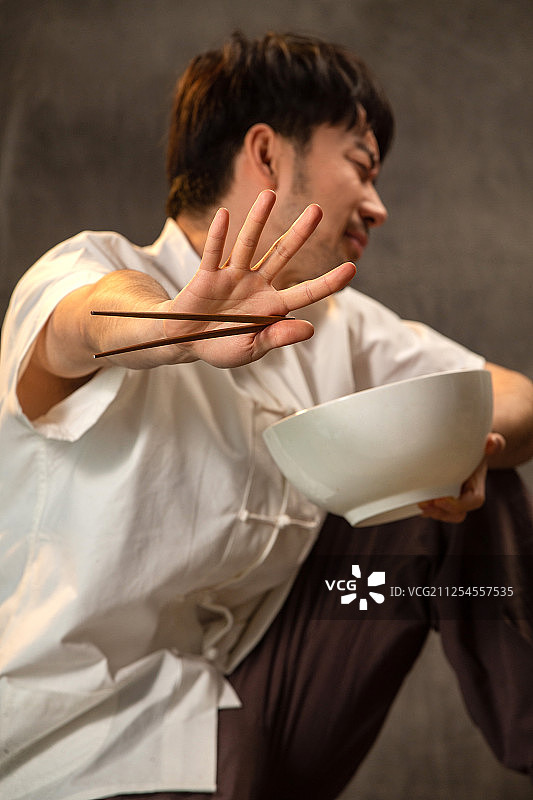 青年男人拿着大碗吃饭图片素材