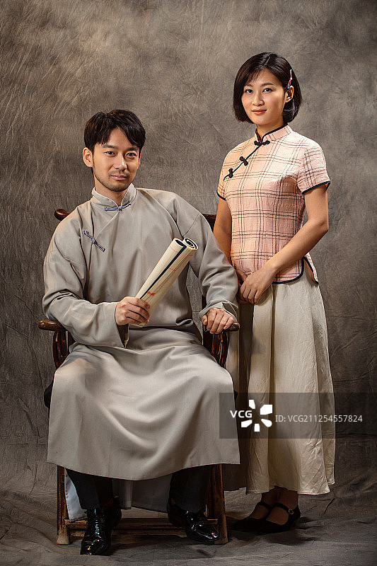 青年夫妇复古照图片素材