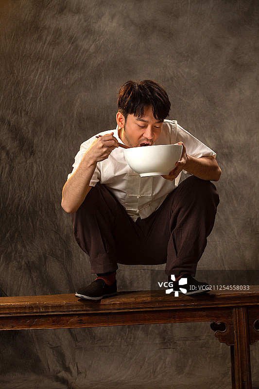 青年男人在吃饭图片素材