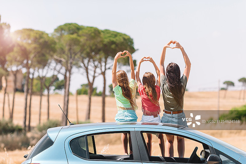 夏季自驾游家庭度假图片素材