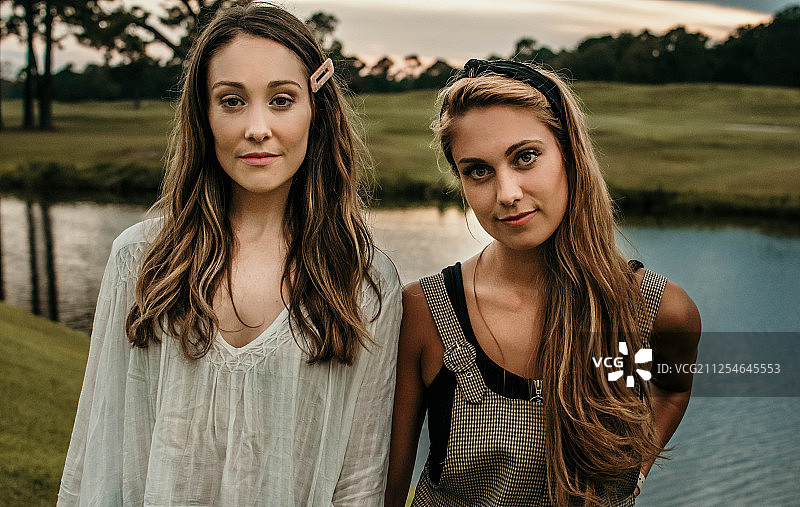 在美国南卡罗来纳州默特尔海滩上的两名年轻女子肖像图片素材