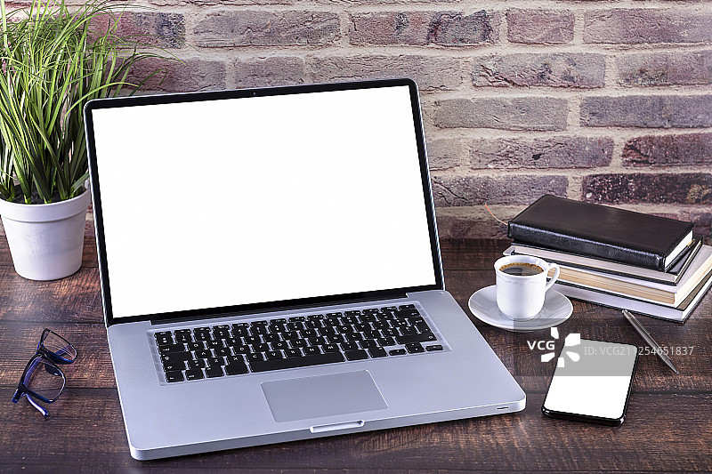 打开的笔记本电脑与咖啡杯图片素材