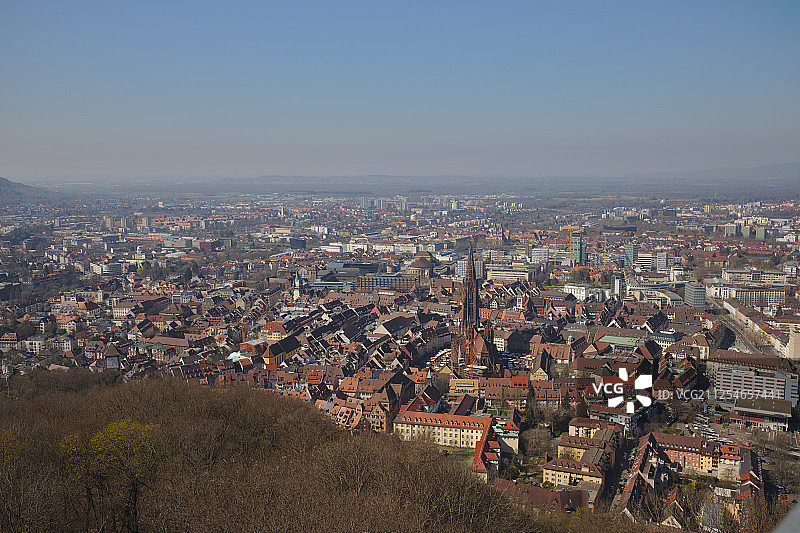 从施罗斯贝格塔拍摄的德国弗莱堡城市景观和著名教堂图片素材