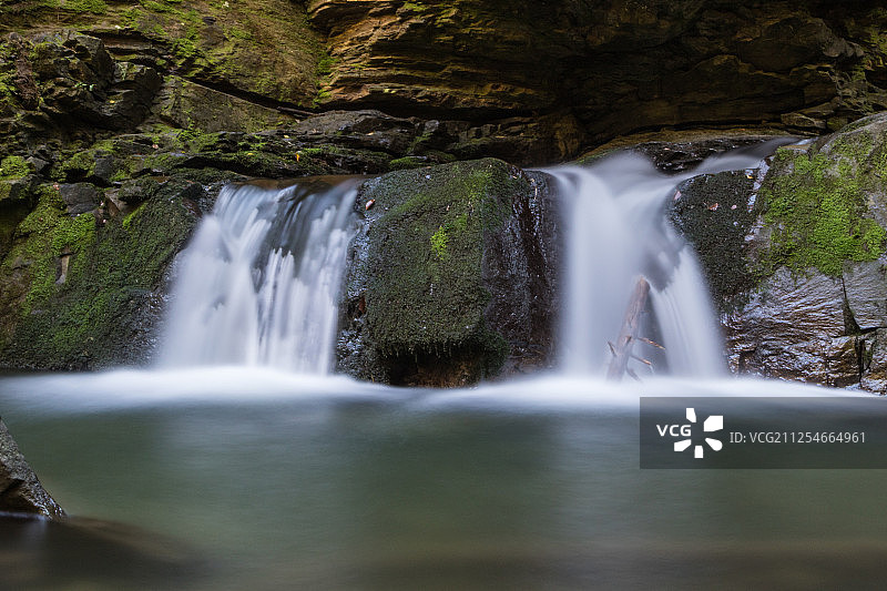 乌克兰喀尔巴阡山脉瀑布长曝光照片图片素材