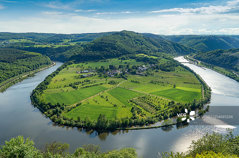 夏季萨尔河的环形河道与乡村图片素材