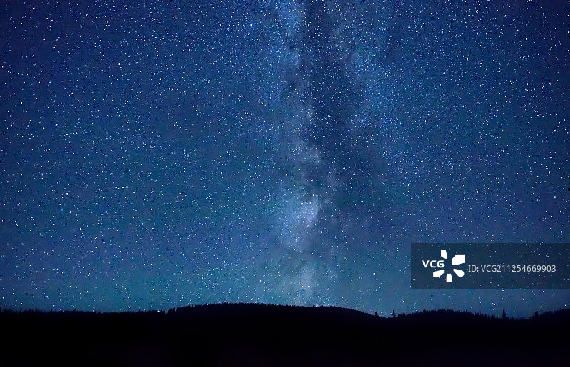 繁星点缀的深蓝色夜空图片素材