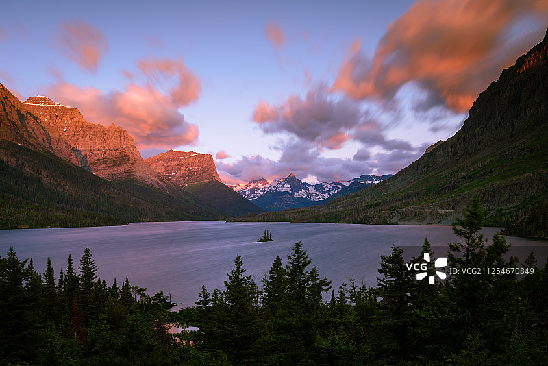 美国蒙大拿州黎明时分的圣玛丽湖和群山图片素材