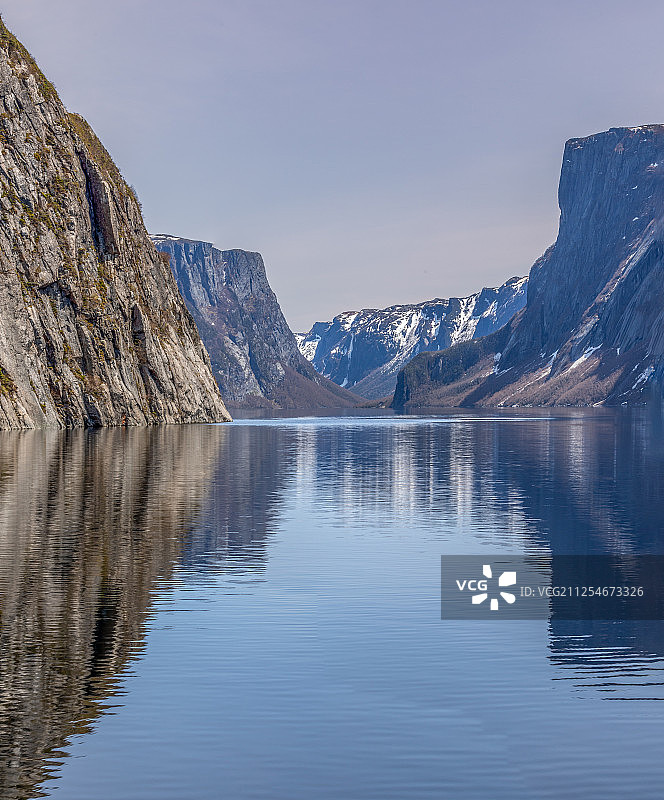 加拿大纽芬兰和拉布拉多省西布鲁克池塘的晴朗天空倒影图片素材