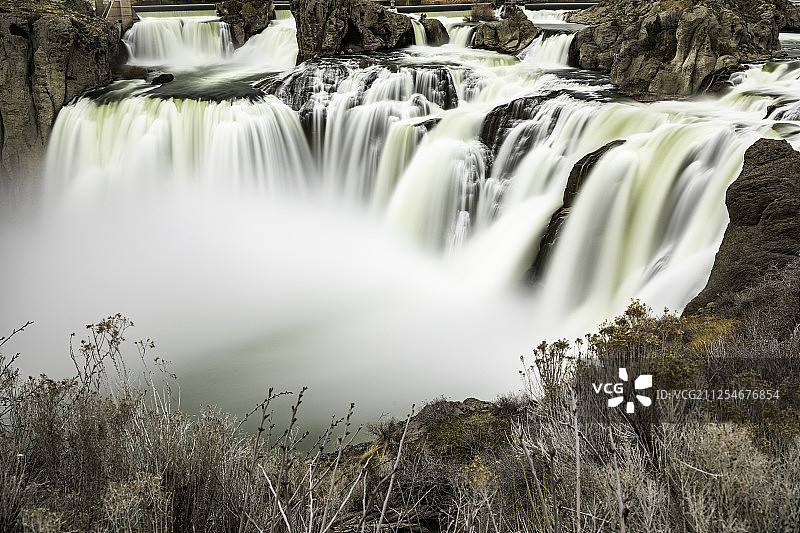 美国爱达荷州肖松尼瀑布的瀑布上的雾图片素材