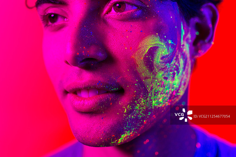 面部涂有荧光颜料的时尚模特图片素材