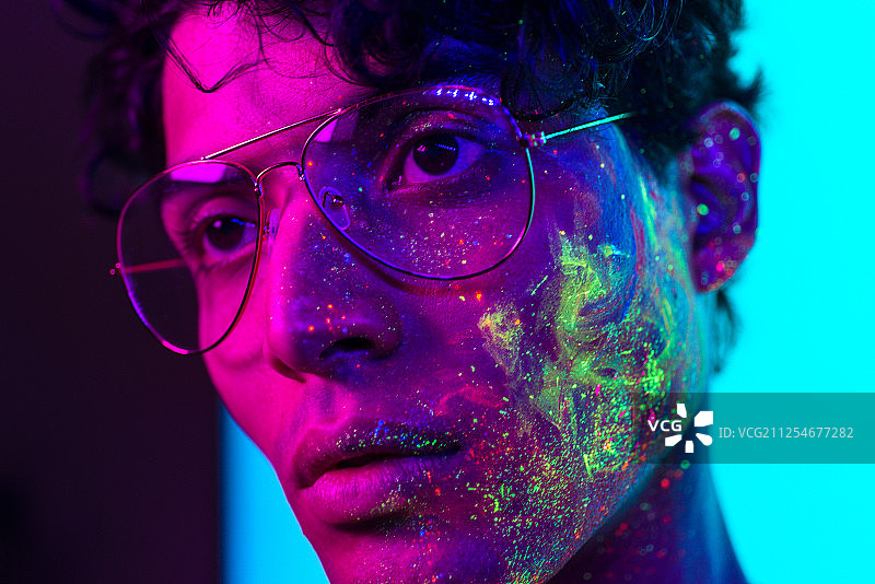 面部涂有荧光颜料的时尚模特图片素材